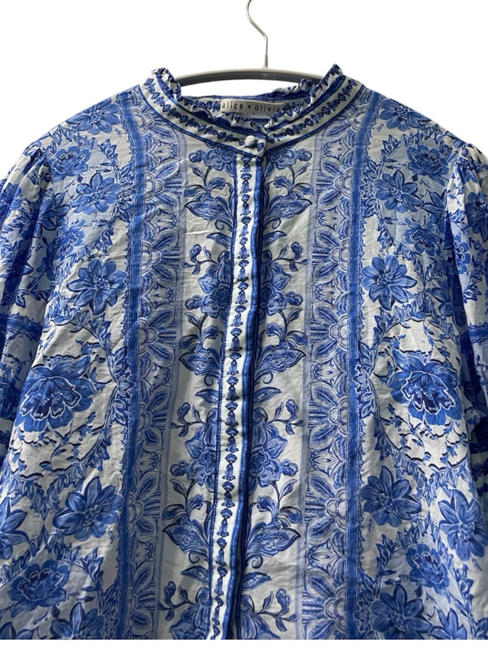 Alice + Olivia Blue And White Ilan Title Print Cotton And Silk Blouse - Picture 4 of 8